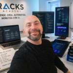 Retrato estilo cyberpunk de Noé Serrano, rodeado de pantallas con códigos de programación, luces de neón amarillas y azules, y el texto Racks Academy. Estética futurista de consultoría de IA.