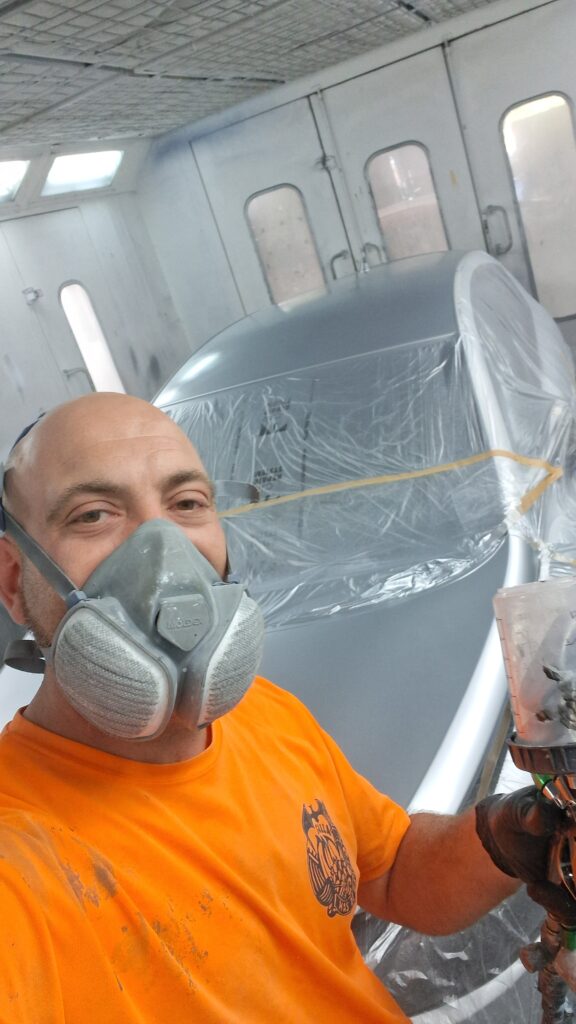 Noé Serrano en cabina de pintura en Alemania analizando cursos online sin humo para mejoratunivel.online