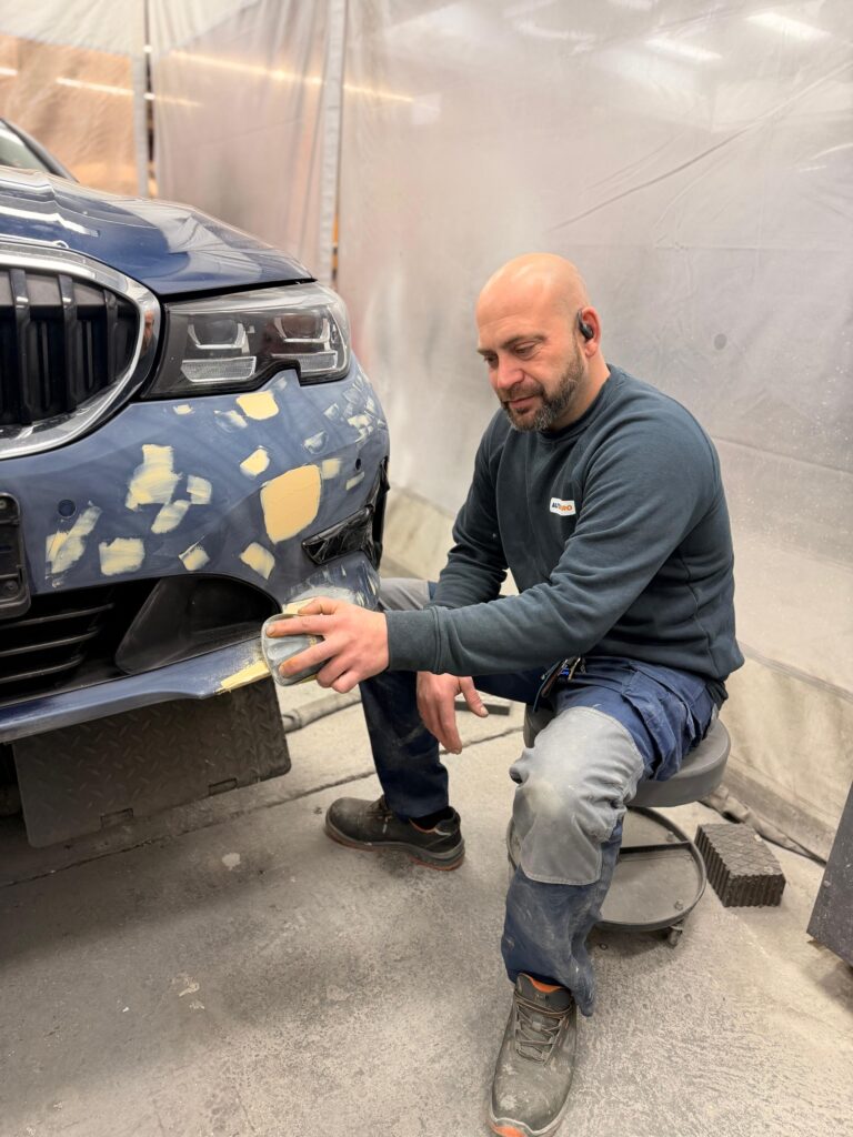 Noé Serrano, creador de Mejora Tu Nivel, analizando el Máster IA Heroes Pro desde su taller en Alemania.