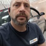 Noé Serrano en el taller de coches, la cruda realidad de crear un negocio online desde cero.