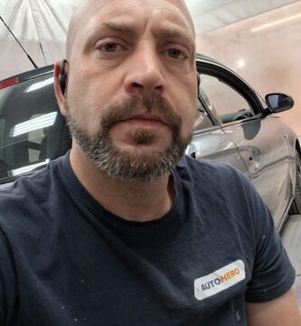 Noé Serrano en el taller de coches, la cruda realidad de crear un negocio online desde cero.