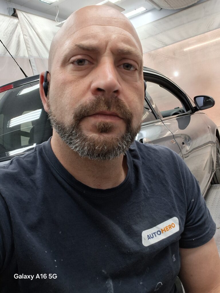 Noé Serrano en el taller de coches, la cruda realidad de crear un negocio online desde cero.