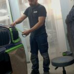 Noé Serrano trabajando como pintor de coches en su taller de Alemania, autor del análisis con opiniones reales sobre Learning Heroes.