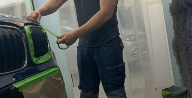 Noé Serrano trabajando como pintor de coches en su taller de Alemania, autor del análisis con opiniones reales sobre Learning Heroes.