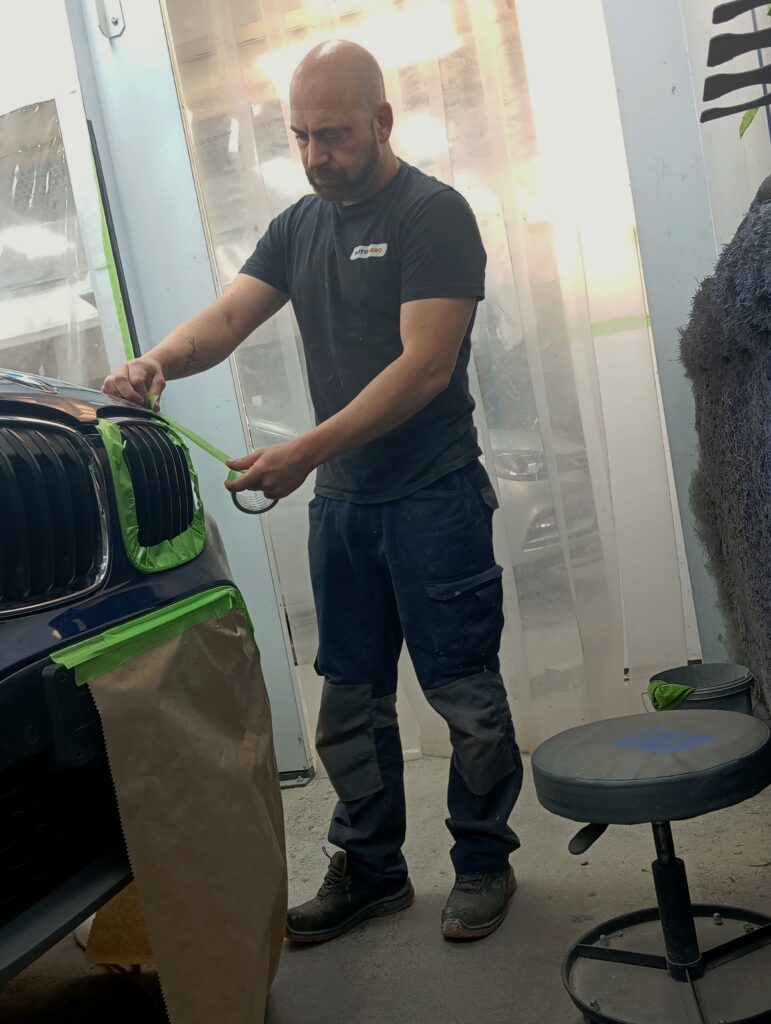 Noé Serrano trabajando como pintor de coches en su taller de Alemania, autor del análisis con opiniones reales sobre Learning Heroes.