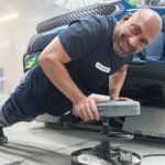 Noé haciendo flexiones en el suelo del box de pintura mientras seca el color de un coche