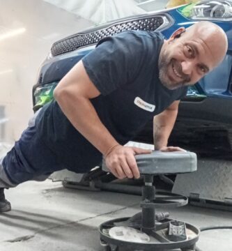 Noé haciendo flexiones en el suelo del box de pintura mientras seca el color de un coche