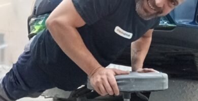 Noé haciendo flexiones en el suelo del box de pintura mientras seca el color de un coche
