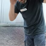 Noé colocándose los auriculares en el taller durante los primeros días sin fumar
