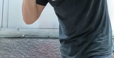 Noé colocándose los auriculares en el taller durante los primeros días sin fumar