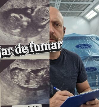Noé Serrano en el taller de coches junto a la ecografía de su hija Carlota