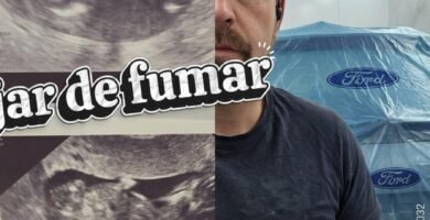 Noé Serrano en el taller de coches junto a la ecografía de su hija Carlota