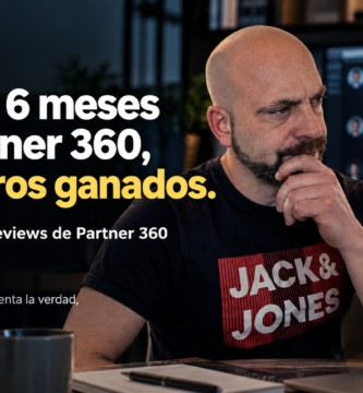 Noé Serrano pensativo frente al ordenador con reviews de Partner 360 en pantalla, ilustrando su artículo "Más de 6 meses en Partner 360, cero euros ganados"