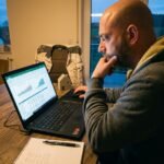 Noé Serrano analizando datos de inversión inmobiliaria en España desde su ordenador en Alemania