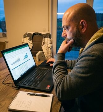 Noé Serrano analizando datos de inversión inmobiliaria en España desde su ordenador en Alemania