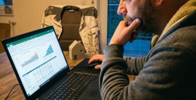 Noé Serrano analizando datos de inversión inmobiliaria en España desde su ordenador en Alemania
