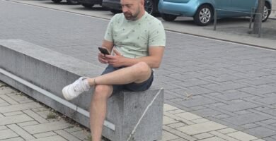 Noé Serrano revisando el móvil tras tramitar el Gewerbeanmeldung para dar de alta su actividad de autónomo en Alemania.