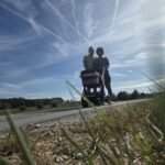 Noé Serrano y Diana paseando con Carlota en el carrito por un camino rural cerca de Hemau, Alemania