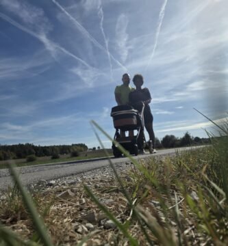 Noé Serrano y Diana paseando con Carlota en el carrito por un camino rural cerca de Hemau, Alemania