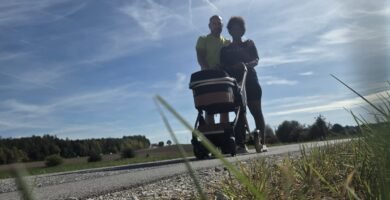 Noé Serrano y Diana paseando con Carlota en el carrito por un camino rural cerca de Hemau, Alemania