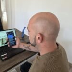 Noé Serrano comprobando en su móvil qué dice Google sobre su propio nombre