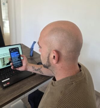 Noé Serrano comprobando en su móvil qué dice Google sobre su propio nombre