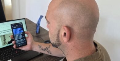 Noé Serrano comprobando en su móvil qué dice Google sobre su propio nombre