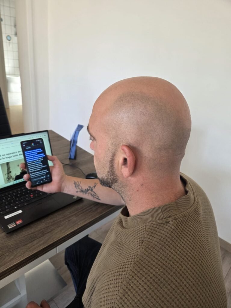 Noé Serrano comprobando en su móvil qué dice Google sobre su propio nombre