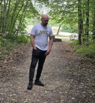 Noé Serrano caminando pensativo por un sendero en el bosque, reflexionando sobre por qué no quiere jubilarse nunca