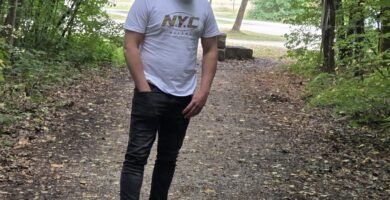 Noé Serrano caminando pensativo por un sendero en el bosque, reflexionando sobre por qué no quiere jubilarse nunca