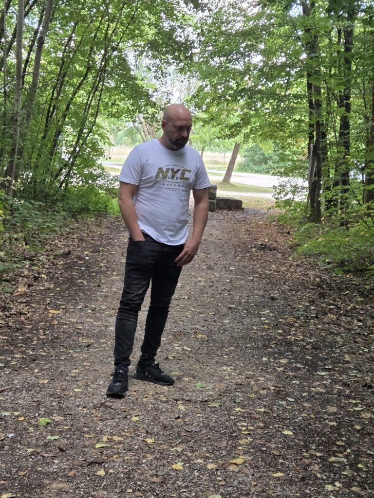 Noé Serrano caminando pensativo por un sendero en el bosque, reflexionando sobre por qué no quiere jubilarse nunca
