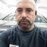 Noé Serrano en el taller de Auto1 Group en Alemania, con gesto serio, reflexionando sobre qué es una comunidad real