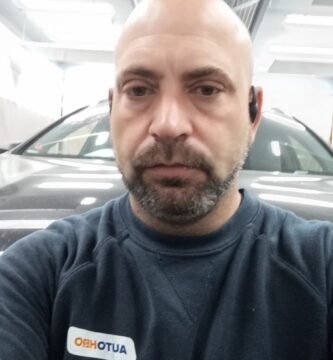 Noé Serrano en el taller de Auto1 Group en Alemania, con gesto serio, reflexionando sobre qué es una comunidad real
