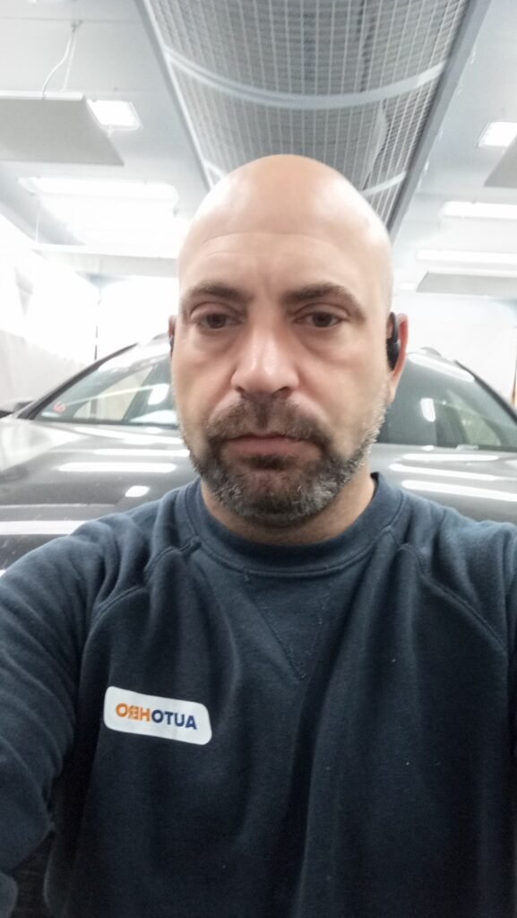 Noé Serrano en el taller de Auto1 Group en Alemania, con gesto serio, reflexionando sobre qué es una comunidad real